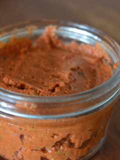 Una foto de Sobrasada vegana o paté de tomate