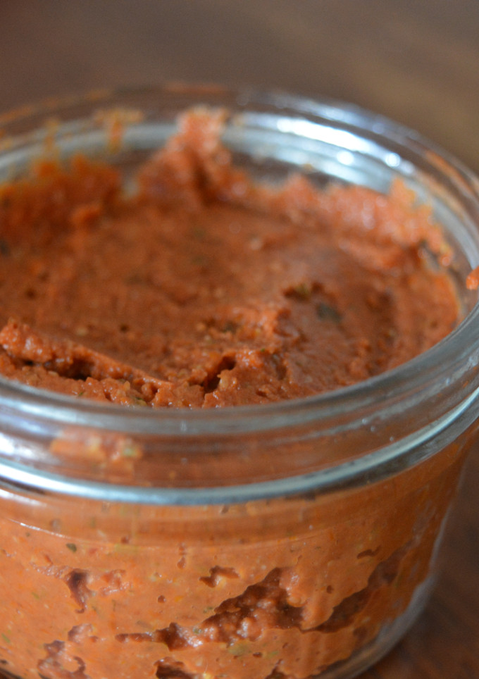 Una foto de Sobrasada vegana o paté de tomate
