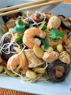 Una foto de Wok de fideos de arroz con pollo, langostinos, verduras y salsas chinas