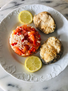 Foto de Posta de pescada frita com arroz de tomate e pimentos