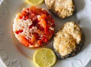 Foto de Posta de pescada frita com arroz de tomate e pimentos