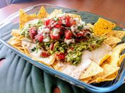 Una foto de nachos con pico de gallo