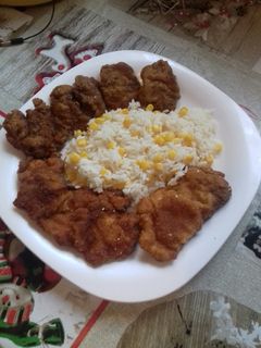 Rántott csirkemáj csirkecombfilé kukoricás rizzsel recept fotója