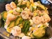 Una foto de ensalada de langostinos