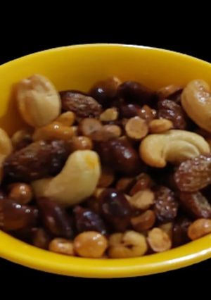 A picture of Fried dry fruits dry chutney (Chevdo).