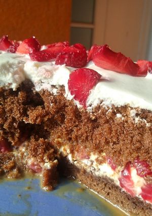 Una foto de Torta de chocolate, crema chantilly y frutillas 🍓