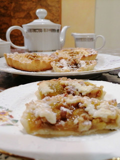 Foto di Crostatine con frolla all'olio, marmellata di fichi, mele, noci e granella di nocciole