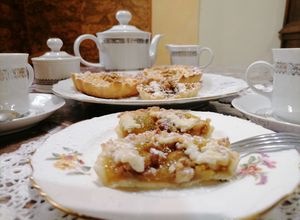 Foto di Crostatine con frolla all'olio, marmellata di fichi, mele, noci e granella di nocciole