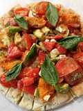 Ensalada de Tomate y Albaricoques a la Plancha sobre Pan Khobz Relleno de Queso