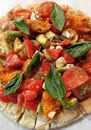 Foto principal de Ensalada de Tomate y Albaricoques a la Plancha sobre Pan Khobz Relleno de Queso