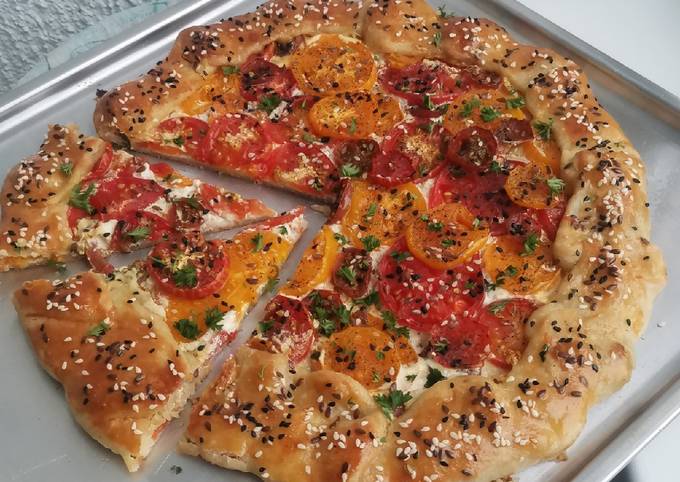 Галета с творожным сыром и помидорами