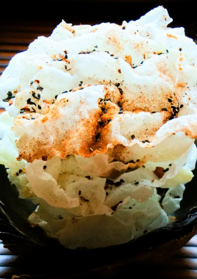 Una foto de Snacks picantes con papel de arroz 🌶️