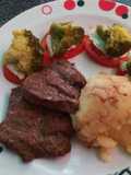 Brócoli a la italiana con lomito y puré de papas