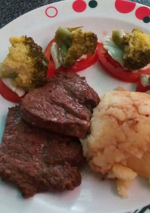 Una foto de Brócoli a la italiana con lomito y puré de papas