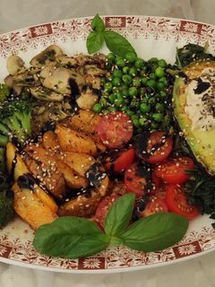 Una foto de Patatas, verduras, tomatitos y aguacate con hummus de berenjena