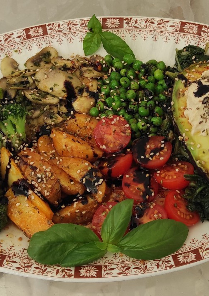 Una foto de Patatas, verduras, tomatitos y aguacate con hummus de berenjena