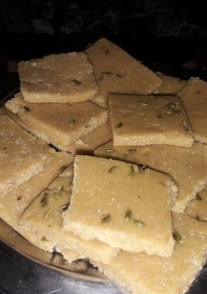 માવા ચીકી (Mava chikki Recipe In Gujarati) રેસીપી મુખ્ય ફોટો