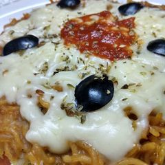 A picture of Noodles pizza.