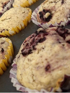 Una foto de Panquecitos veganos de naranja y zarzamoras