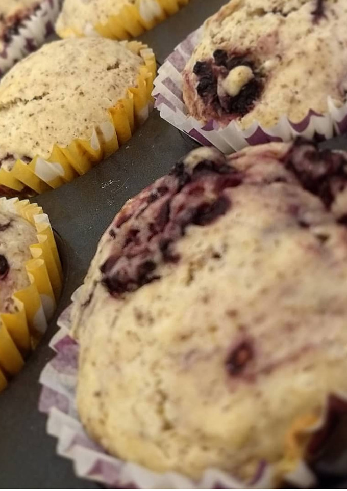 Una foto de Panquecitos veganos de naranja y zarzamoras