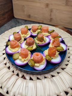 Una foto de Huevos rellenos con salmón