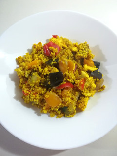Una foto de Salteado de mijo, tofu y verduras con curry
