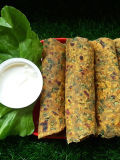 पालक पोहे पराठा (Palak Pohe Paratha Recipe In Marathi) रेसिपी चे मुख्य फोटो
