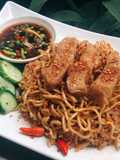 ข้าวผัดมาม่าหมูกรอบพริกหม่าล่า เจ