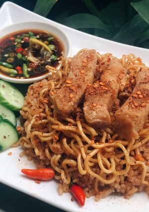รูปของ ข้าวผัดมาม่าหมูกรอบพริกหม่าล่า เจ
