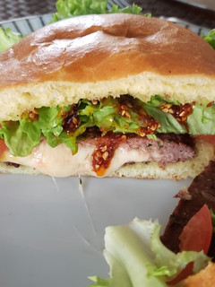 Una foto de Hamburguesas rellenas de queso al carbón