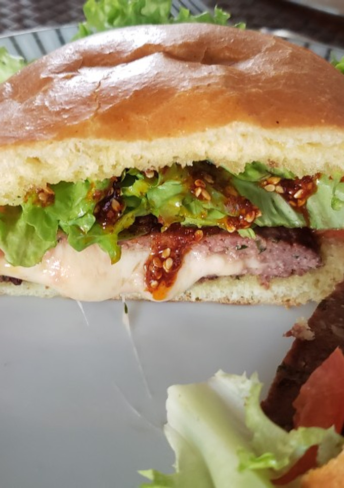 Una foto de Hamburguesas rellenas de queso al carbón