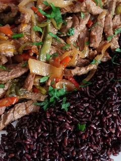 Una foto de Ternera salteada con arroz nevere