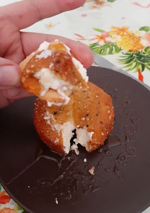Una foto de Queso de cabra empanado con Aljonjolí y miel