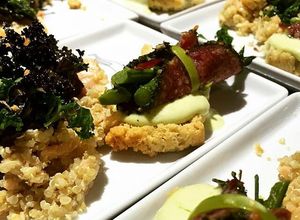 Una foto de Espárragos con salame y ensalada de quinoa+kale