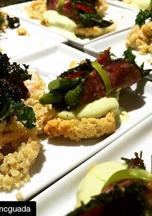 Una foto de Espárragos con salame y ensalada de quinoa+kale