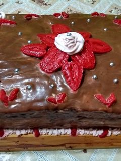 Una foto de Torta de Chocolate con Frutilla 🍓