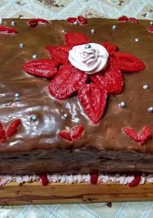 Una foto de Torta de Chocolate con Frutilla 🍓