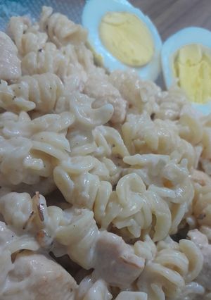 Una foto de Fideos con crema y pollo