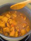 Patatas guisadas con pinchitos de pollo