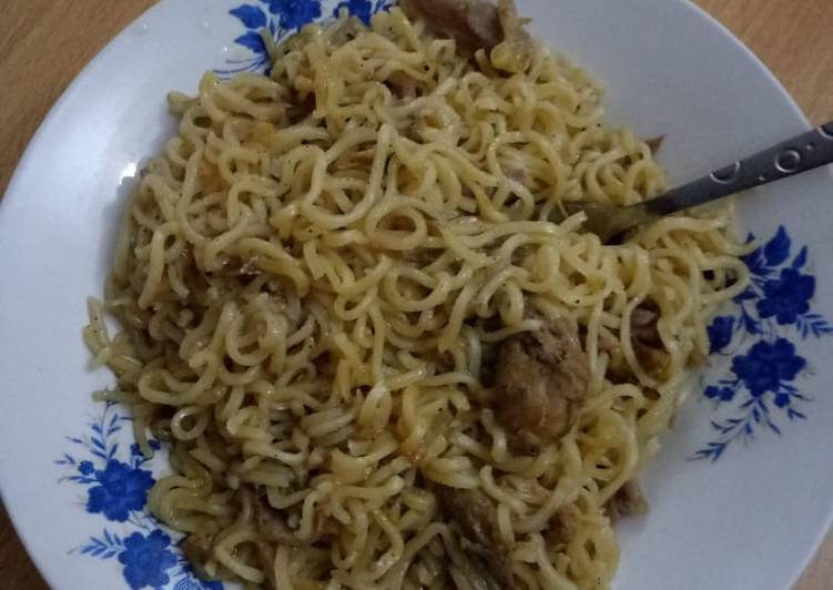 Recipe of Speedy Indomie and Leftover Stewed Chicken