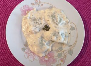 Una foto de Ravioles de espinaca y ricotta en salsa de queso parmesano
