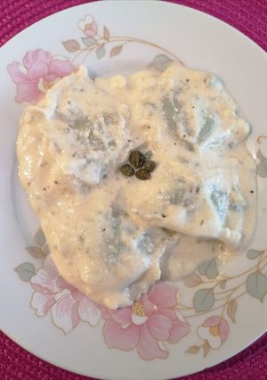 Una foto de Ravioles de espinaca y ricotta en salsa de queso parmesano