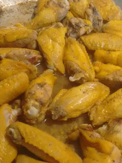 Una foto de Alitas de pollo al limón con finas hierbas. ॐ