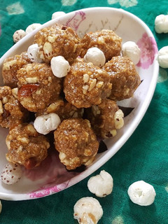 मखाने और ड्राई फ्रूट्स के फलाहारी लड्डू (Makhane aur dry fruits ki falahar ladoo recipe in Hindi) रेसिपी मुख्य फोटो