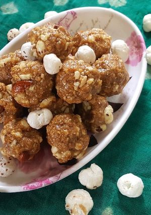 मखाने और ड्राई फ्रूट्स के फलाहारी लड्डू (Makhane aur dry fruits ki falahar ladoo recipe in Hindi) रेसिपी मुख्य फोटो