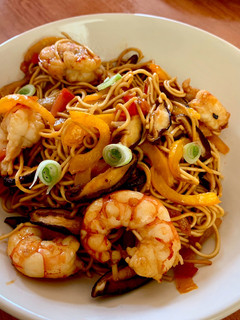 Una foto de Noodles con gambones y shiitakes