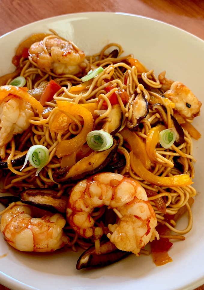 Una foto de Noodles con gambones y shiitakes