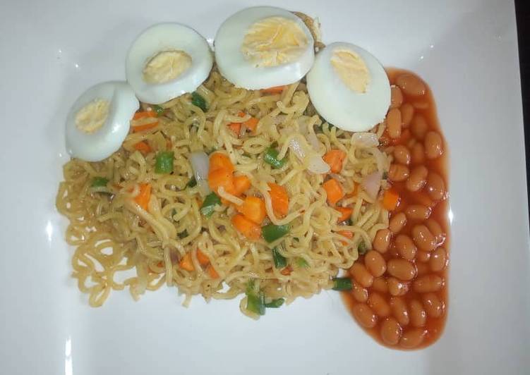 Veggies noodles with baked beans and egg