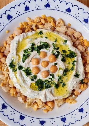 Una foto de Musabaha (Msabbaha), plato de garbanzos "nadando, flotando"