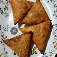 A picture of Qeemay ke samosay.